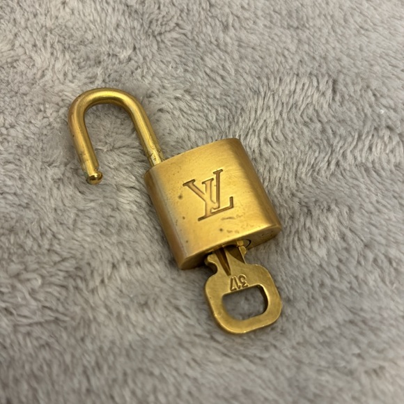 Louis Vuitton Lock & Key #317 - Picture 4 of 7